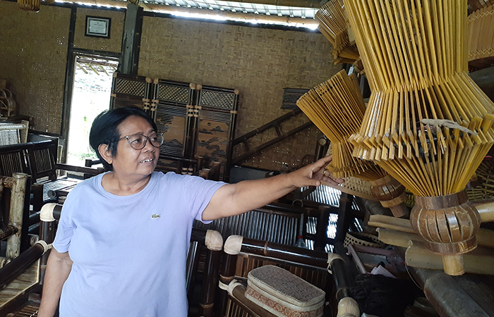 TURUN DRASTIS: Poniyem, 65, di toko usaha mebel bambu, kawasan Embung Senja, Sendari, Tirtoadi, Mlati,(2/4). Usahanya kini makin lesu seiring perkembangan zaman.