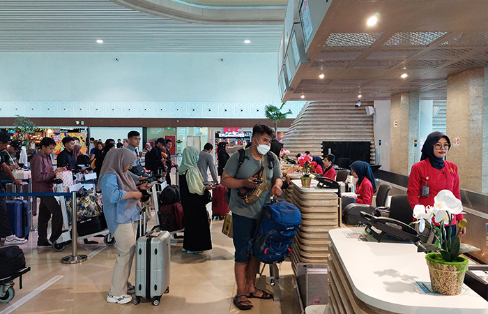 MULAI PADAT: Antrean penumpang di Yogyakarta International Airport (YIA) menjelang arus mudik Lebaran,(2/4).