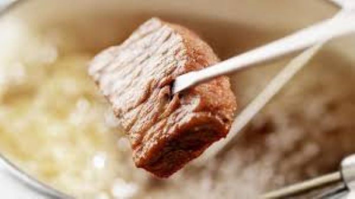 Ilustrasi memasak daging supaya hemat gas dan mendapatkan hasil yang empuk