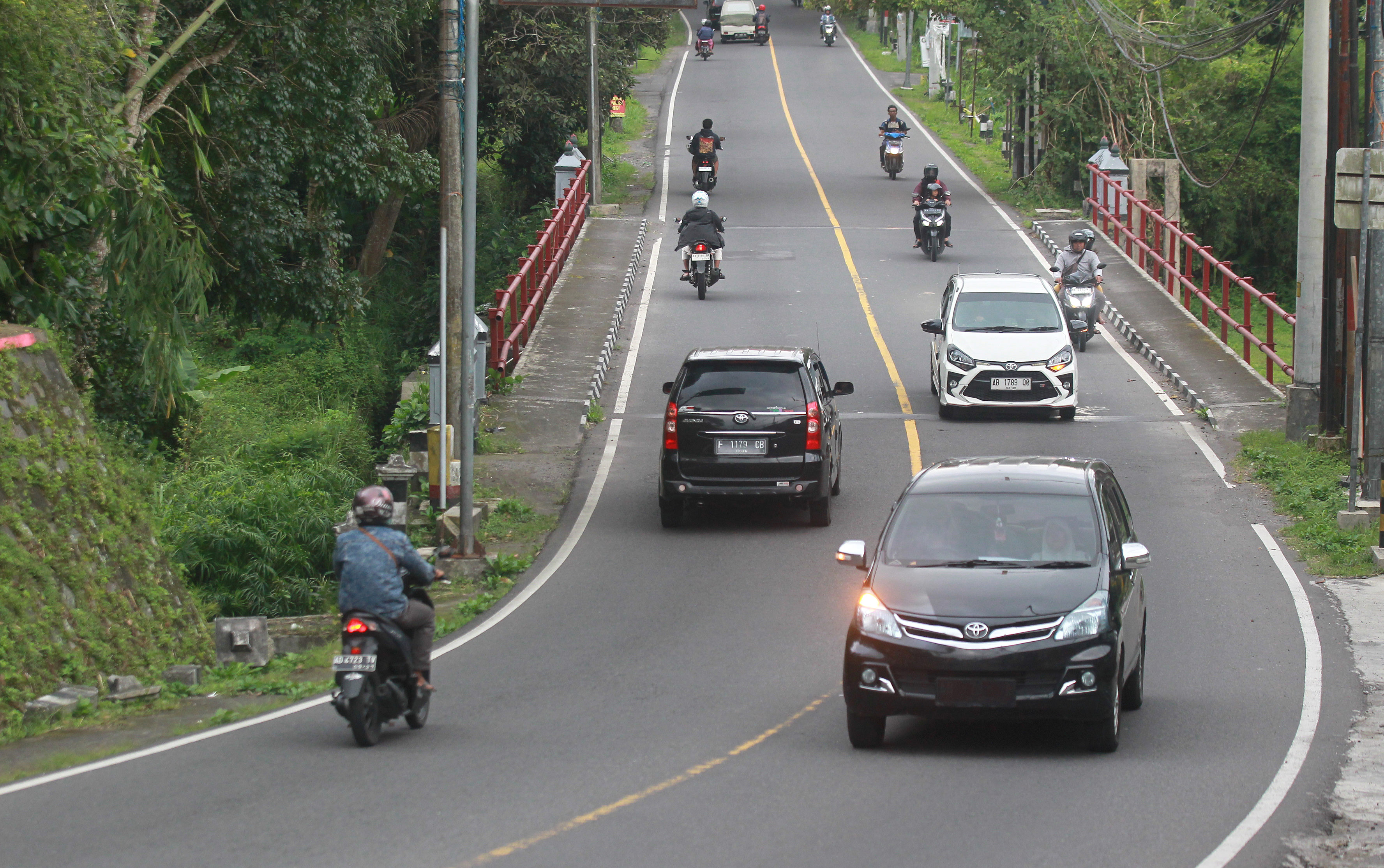 LANCAR: Pengendara kendaraan bermotor melintas di Jalan Tempel-Turi, Sleman, Minggu (31/3).