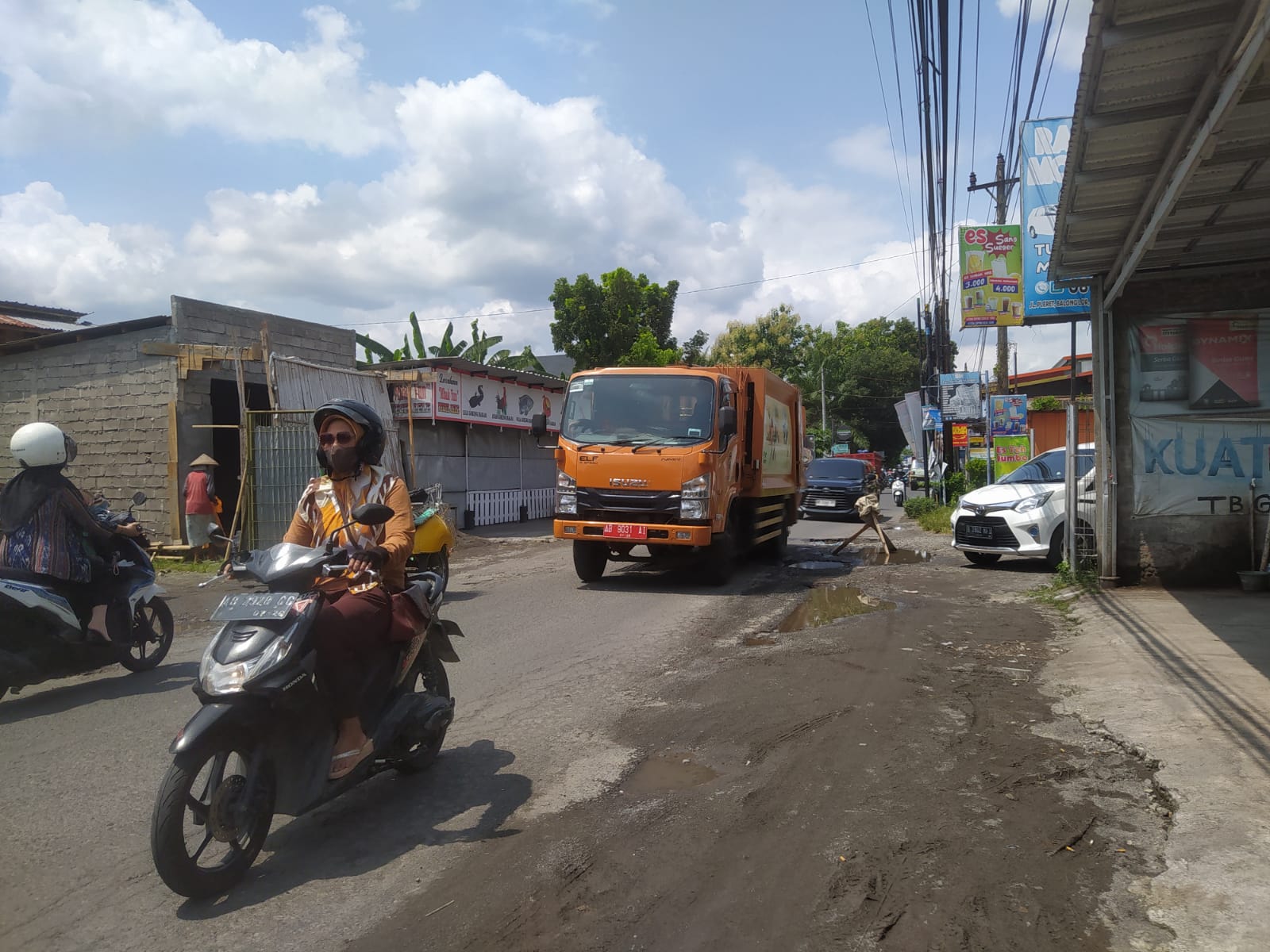 HATI-HATI: Pengendara melintas di Jalan Pleret KM 1, Potorono, Banguntapan, Bantul, Selasa (2/4/2024). (Gregorius Bramantyo/Radar Jogja