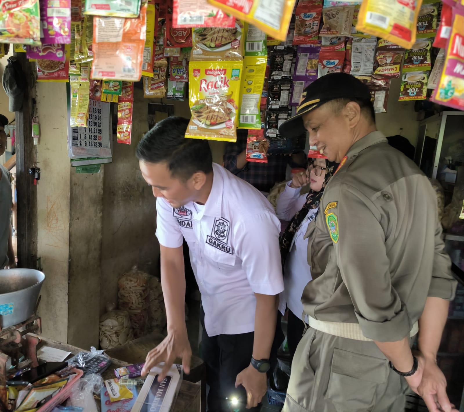 PANTAI: Petugas Satpol PP Bantul melaksanakan razia minuman keras.