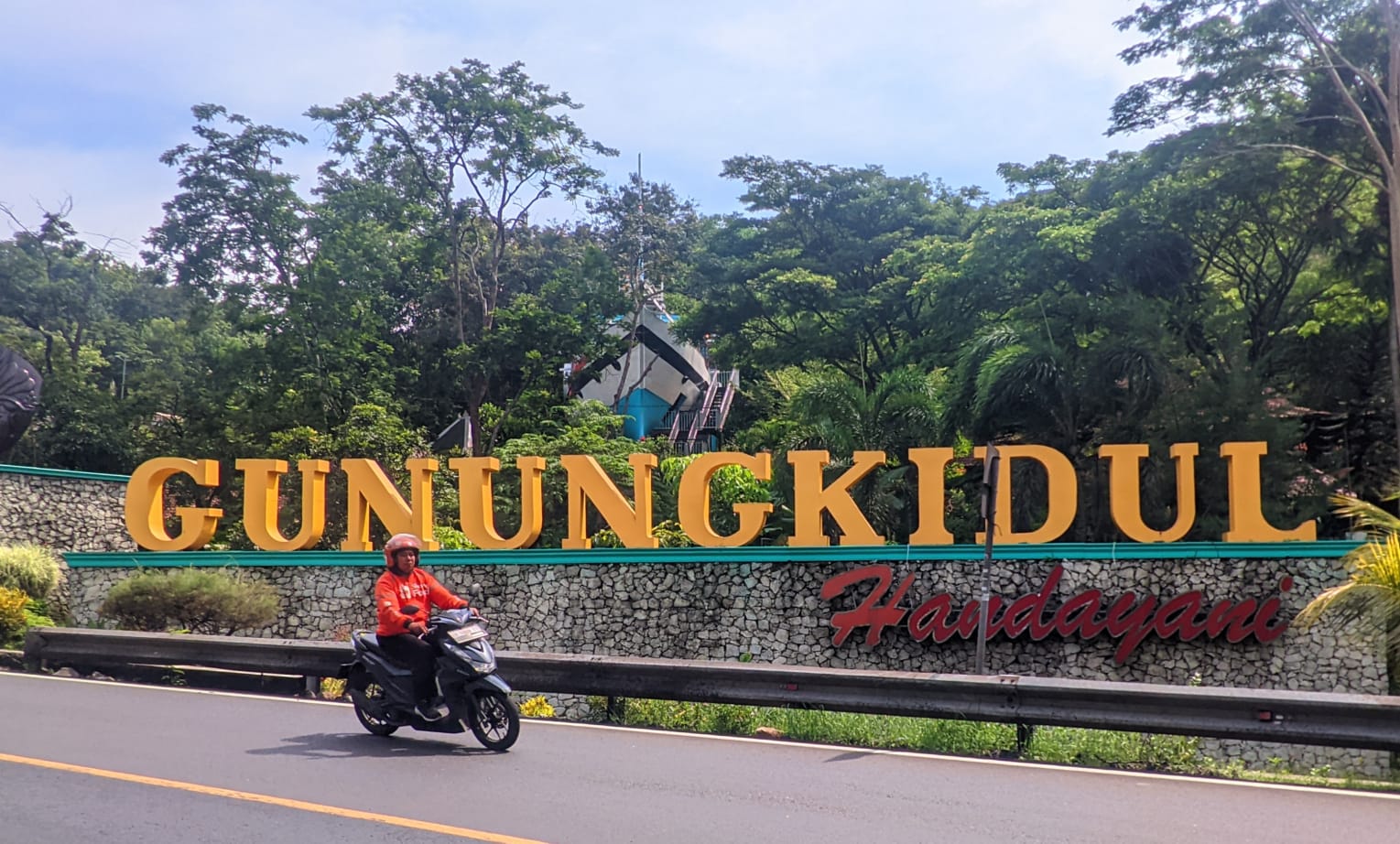 HATI-HATI: Jalur utama mudik Jalan Jogja-Wonosari, Kapanewon Patuk, Kabupaten Gunungkidul.