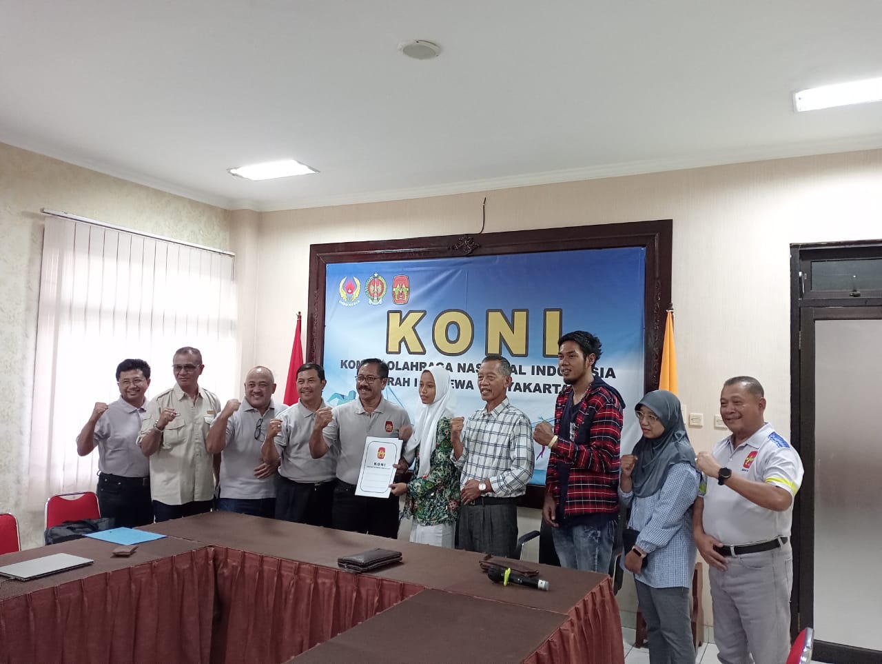 PRESTASI: Ketua umum KONI DIY Djoko Pekik Irianto memberikan apresiasi kepada Alifa Zahwa Arifin, pelatih, orang tua, serta PBVSI DIY yang akan berlaga di Thailand.