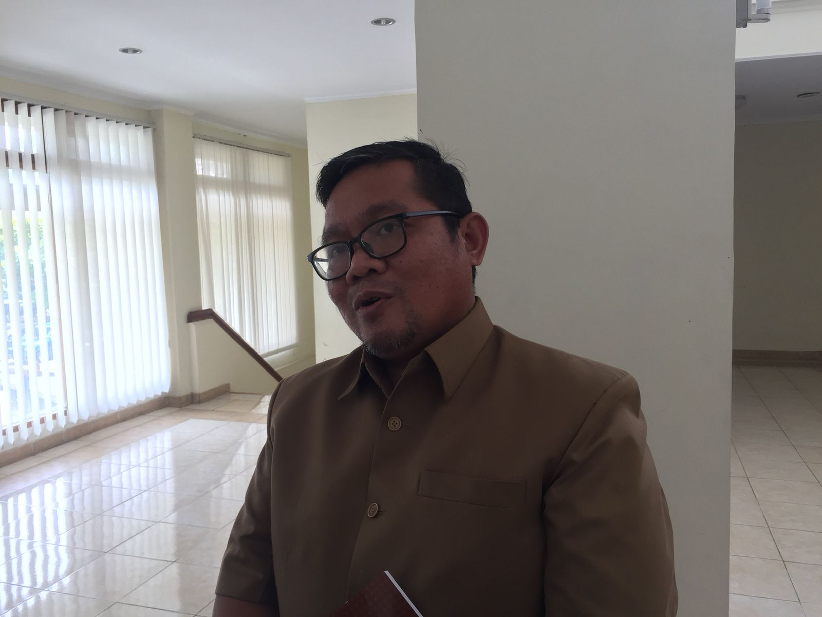 KAJIAN: Anggota Panitia Khusus DPRD Kulon Progo Hamam Cahyadi menjelaskan perihal penundaan penyertaan modal.