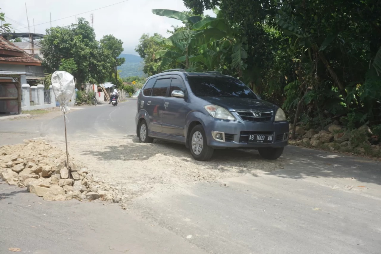 Badan Jalan alternatif Klaten-Gunungkidul yang amblas diuruk di desa Pasung, Kecamatan Wedi