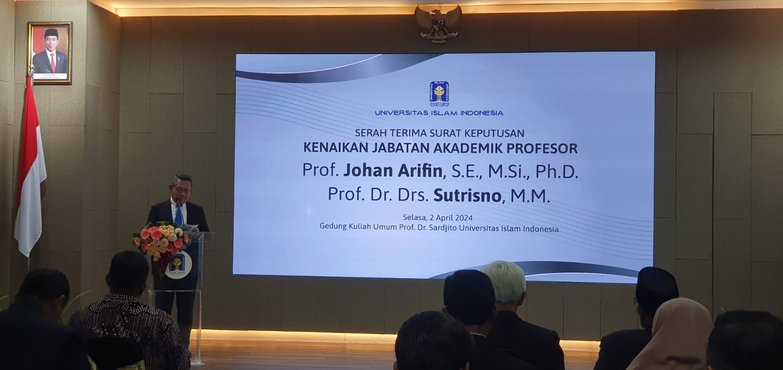BERTAMBAH - Prof. Fathul Wahid di sela pengukuhan guru besar di Ruang Sidang Datar, Gedung Kuliah Umum Prof. Dr. Sardjito Lantai 2, Kampus Terpadu UII Jl. Kaliurang Km 14,5, Selasa (2/1/2024)