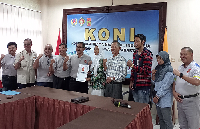 PRESTASI: Ketua umum KONI DIY Djoko Pekik Irianto berserta jajaran saat memberikan apresiasi kepada Alifa Zahwa Arifin.Rizky Wahyu/Radar Jogja