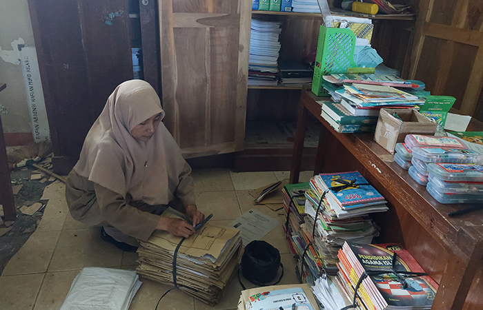 SIBUK: Guru SDN Bugel melakukan pengelompokan buku sebelum dipindahkan.