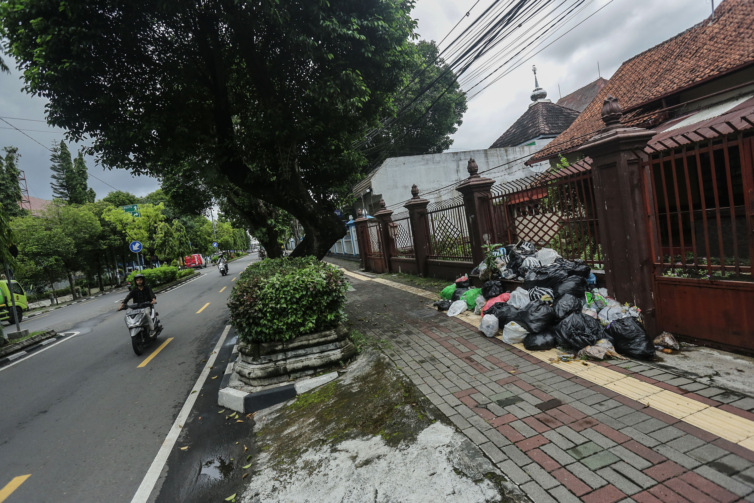 BERSIHKAN: Tumpukan sampah liar terlihat di trotoar jalan kawasan Cokrodiningratan, Jetis, Kota Jogja, Senin (1/4). Selama libur Lebaran 2024, berpotensi sampah menumpuk di Kota Jogja menumpuk.