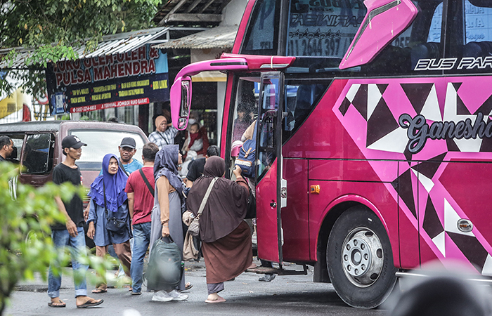 ARUS MUDIK: Calon penumpang berjalan menuju bus tujuan Pulau Sumatera di Terminal Jombor, Sleman (2/4).ELANG KHARISMA DEWANGGA/RADAR JOGJA&nbsp;