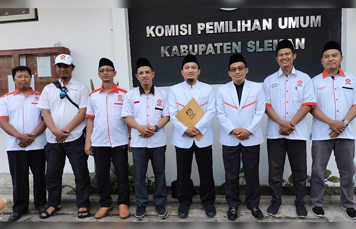 SOLID: Jajaran pengurus DPD PKS Sleman saat pendaftaran calon anggota legislatif di kantor KPU setempat beberapa waktu lalu.