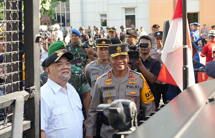 SIAP AMANKAN: Kapolda DIJ Irjen Pol Suwondo Nainggolan dan Wakil Gubernur DIJ KGPAA Paku Alam X DIJ meninjau kesiapan pasukan untuk menghadapi Operasi Ketupat Progo 2024.