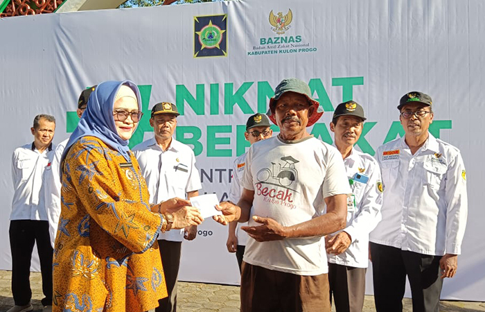 MILIKI HAK: Pj Bupati Kulon Progo saat menyalurkan zakat Baznas Kulon Progo kepada pengayuh becak, Sutoyo dan 99 orang lainnya (3/4).