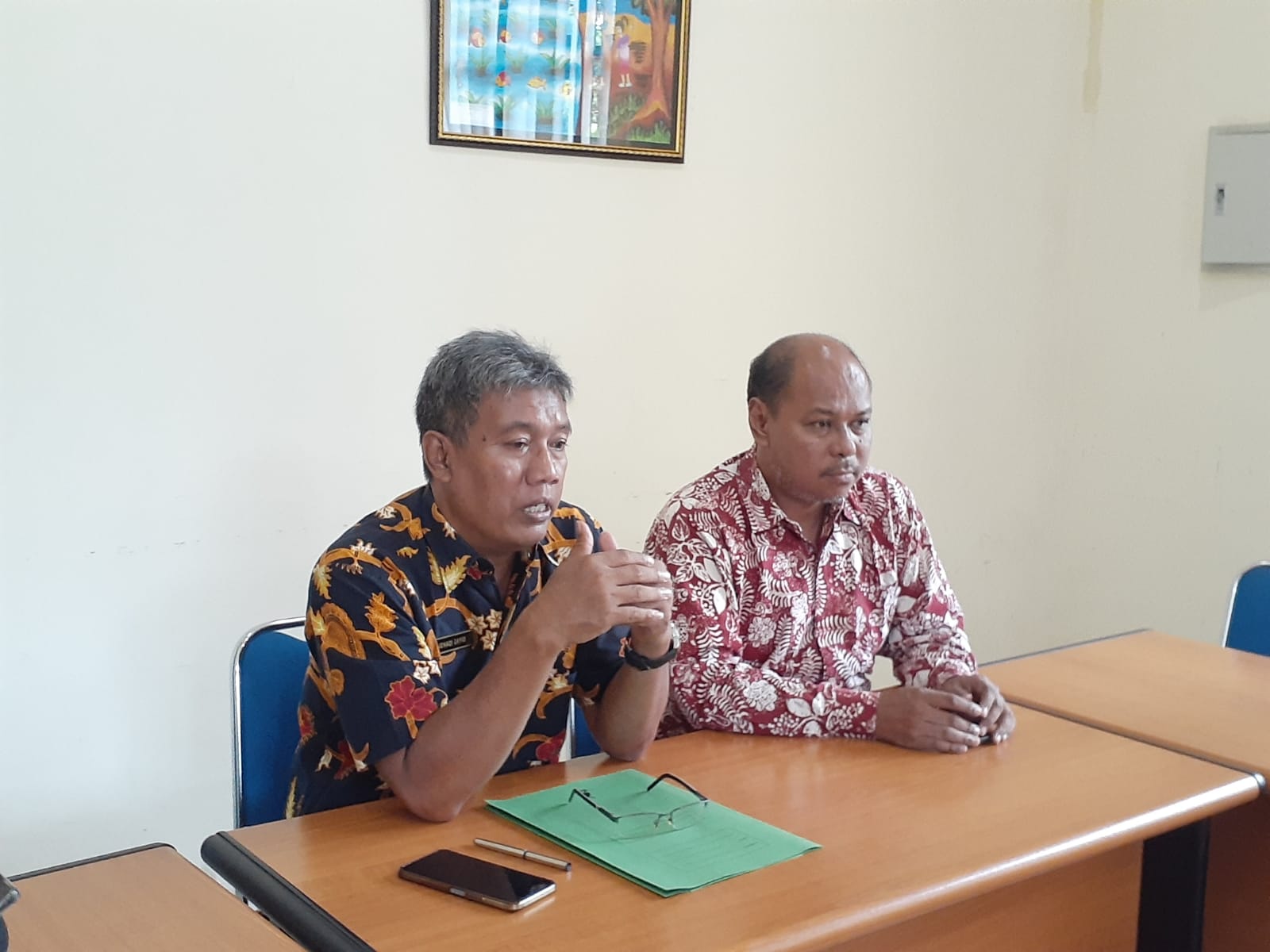 TERTIB: Kepala Dinas Pariwisata Sleman Ishadi Zayid (kiri) saat menyampaikan keterangannya pada Rabu (3/4).