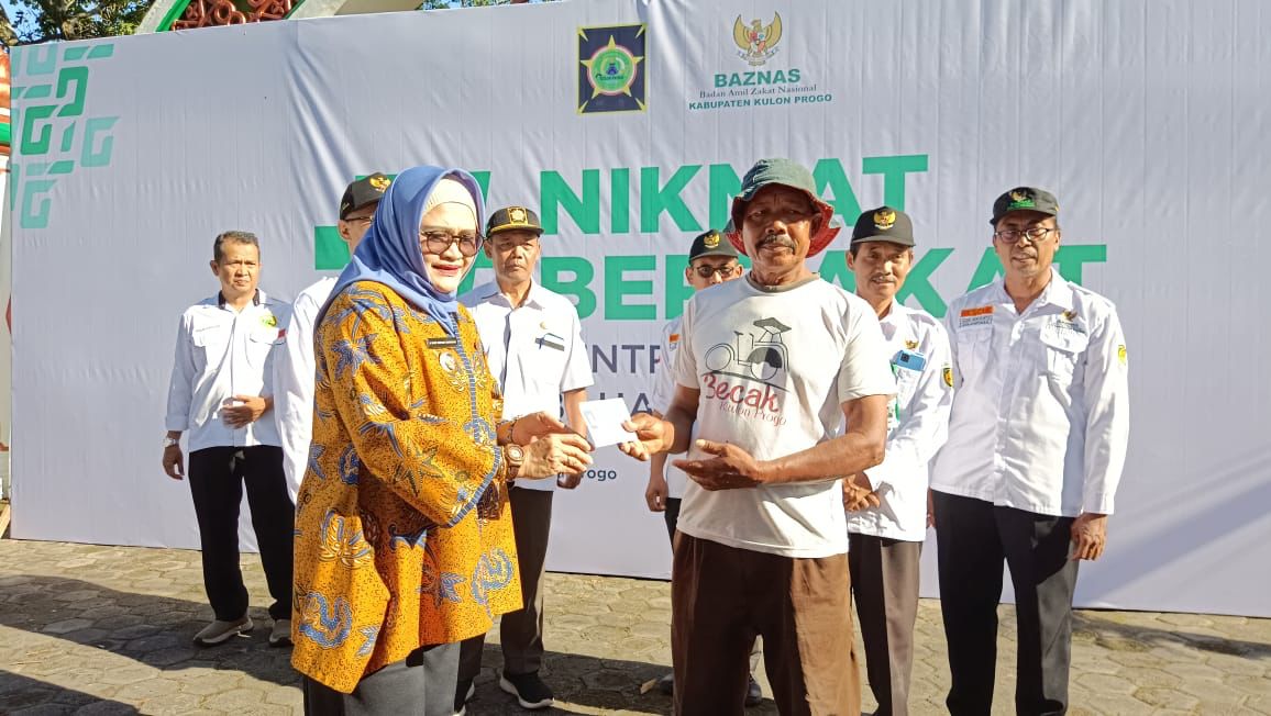 MANFAAT: Sutoyo menerima zakat yang diserahkan oleh Pj Bupati Kulon Progo Pj Bupati Kulon Progo Ni Made Dwipanti Indrayanti di Rumah Dinas Bupati Rabu (3/4).