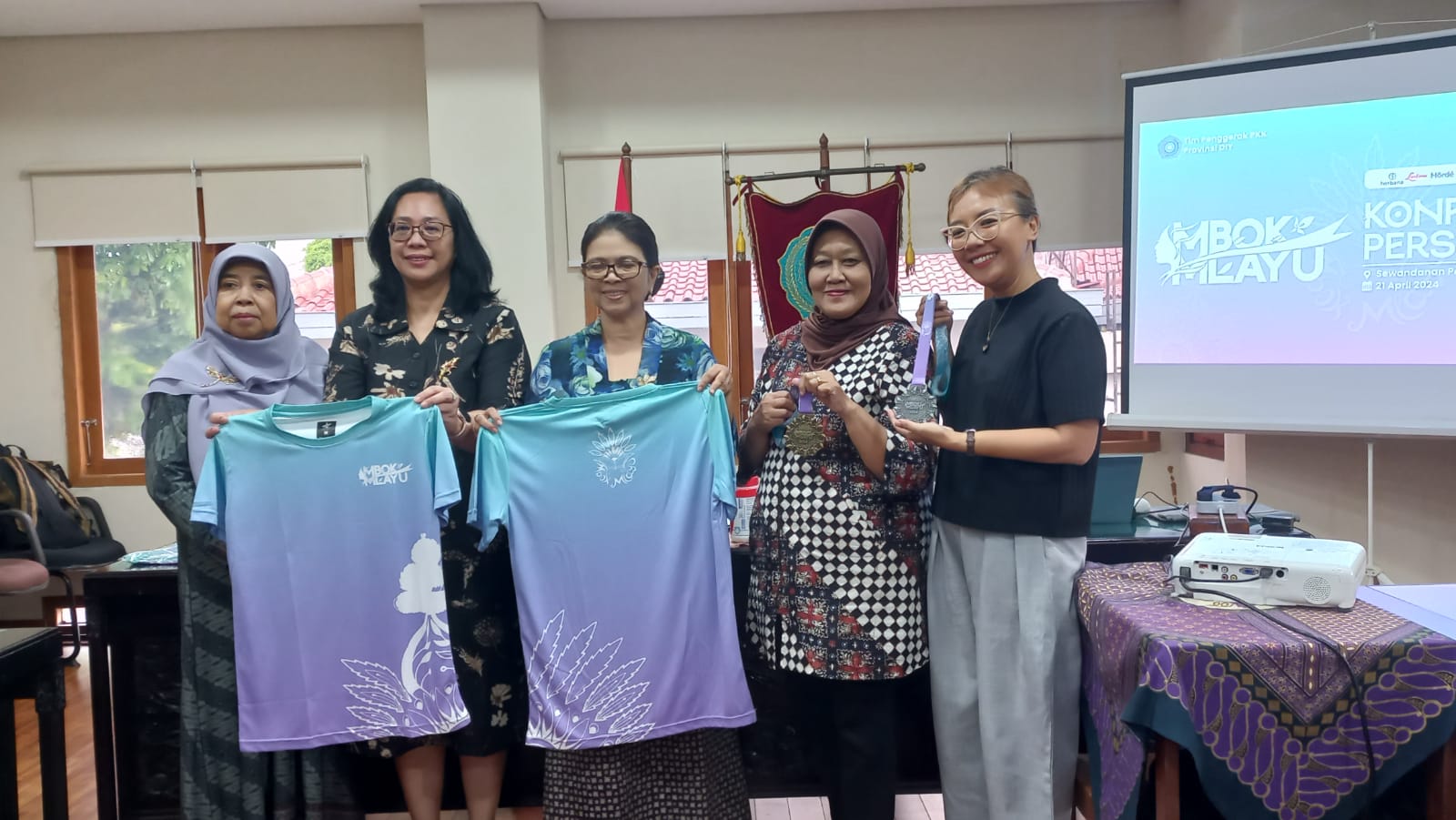 SEMANGAT: Gusti Putri  GKBRAA PA X bersama Panitia Penyelenggara Mbok Mlayu saat menunjukkan jersey dan lanyard medali bermotif batik karya Gusti Putri.