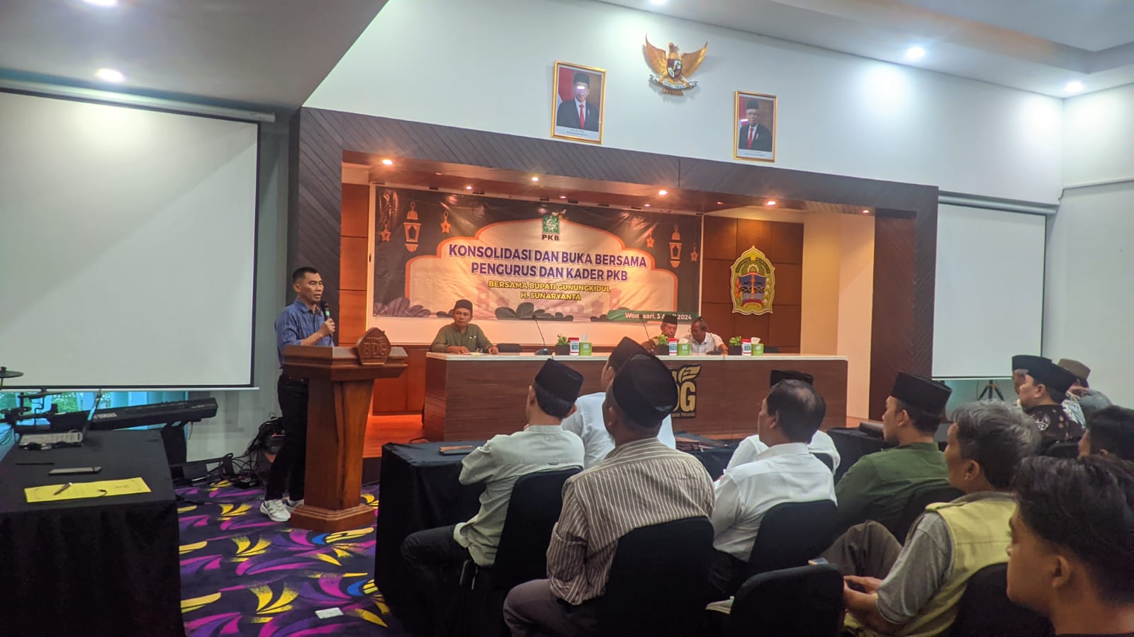 SEPAKAT: Bupati Gunungkidul Sunaryanta menghadiri kegiatan konsolidasi DPC PKB Gunungkidul di Aula BPR BDG, Wonosari, Rabu (3/4).