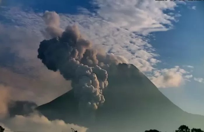 Terjadi guguran awan panas di Gunung Merapi