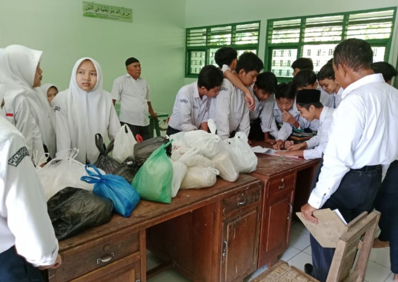 PEDULI - Kegiatan pengumpulan zakat fitrah ini dilakukan oleh anak-anak OSIS MTsN 6 Gunungkidul Selasa (2/4/2024)