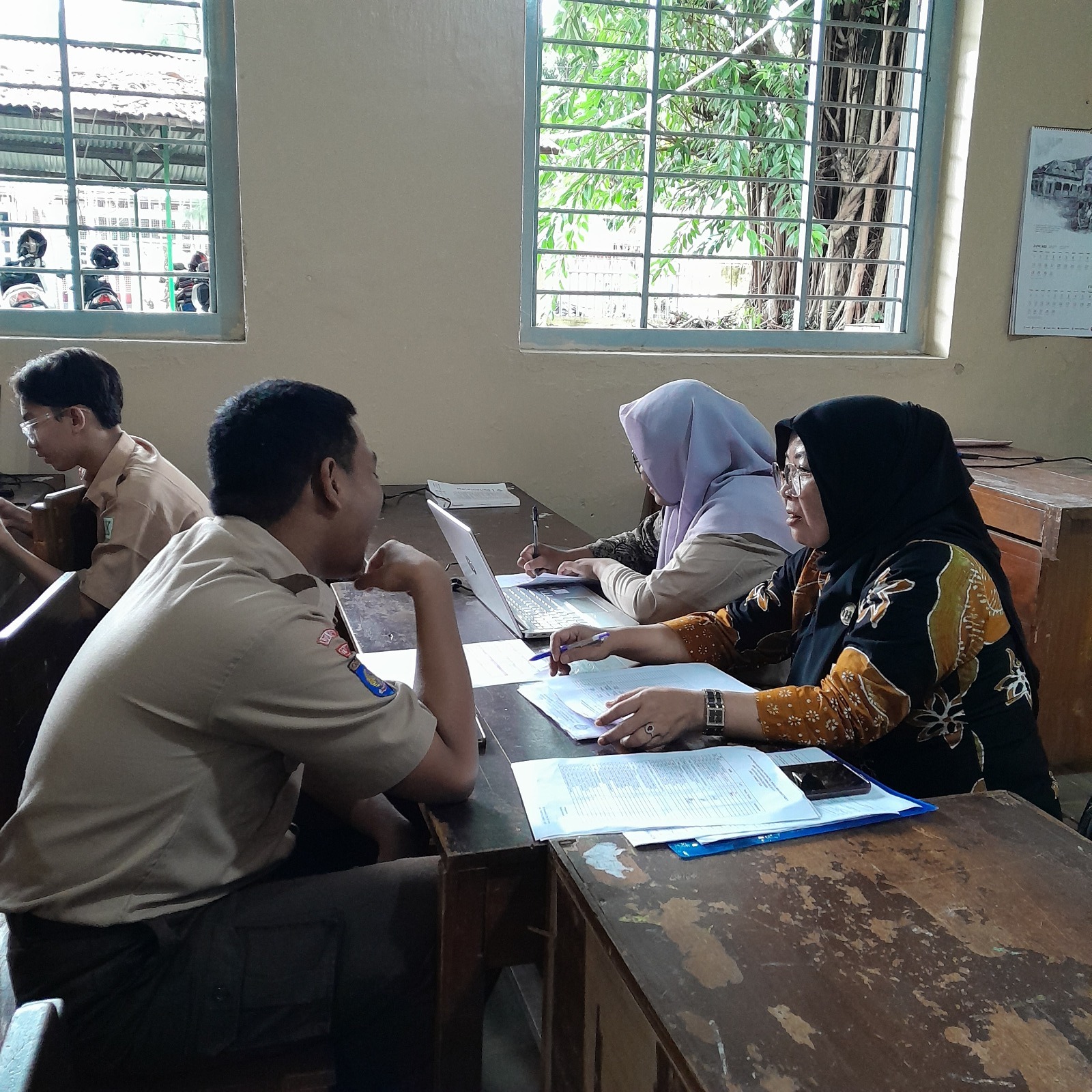 DISIAPKAN - Pelajar SMAN 3 Padmanaba Jogja saat konsultasi dengan guru mengenai penjurusan dalam rangka persiapan kuliah