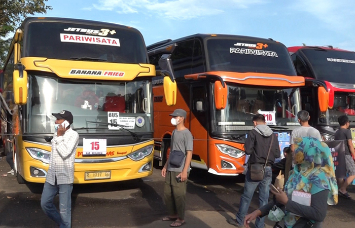MUDIK : Warga antusias mengikuti program mudik gratis yang disediakan Pemkab Kebumen.