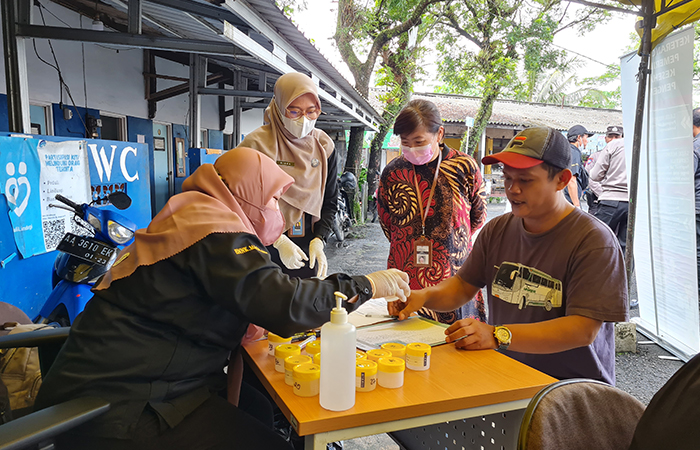 SKRINING: Sejumlah kru bus AKAP maupun AKDP melakukan pemeriksaan kesehatan di Terminal Tipe A Tidar Magelang, (3/4).