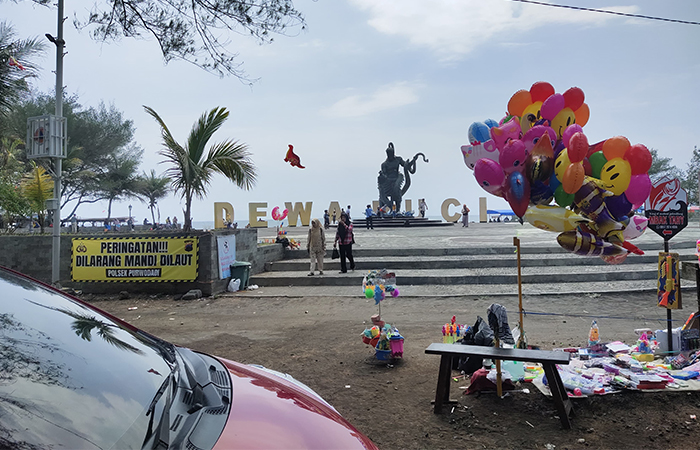 NYAMAN: Pengunjung menikmati suasana Pantai Dewa Ruci Jatimalang.