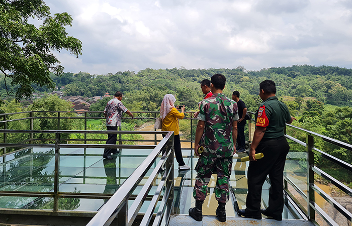 MONITORING: Tim gabungan melakukan pemeriksaan seluruh wahana di TKL Ecopark, Rabu (3/4).