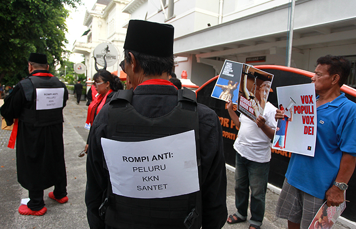 TEATRIKAL: Garda menggelar aksi dukungan moral kepada para hakim Mahkamah Konstitusi, di depan Kantor Pos Besar Jogja, (4/4).