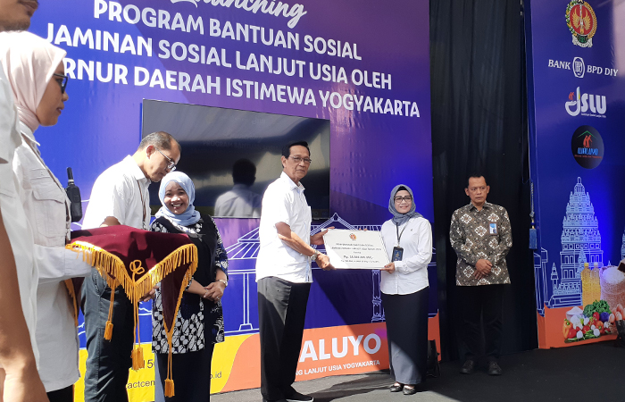 PERDANA: Gubernur DIJ Hamengku Buwono X meluncurkan program bansos Jaminan Sosial Lanjut Usia (JSLU) di di Dawung Rejosari, Wukirsari, Cangkringan, Sleman,(3/4).