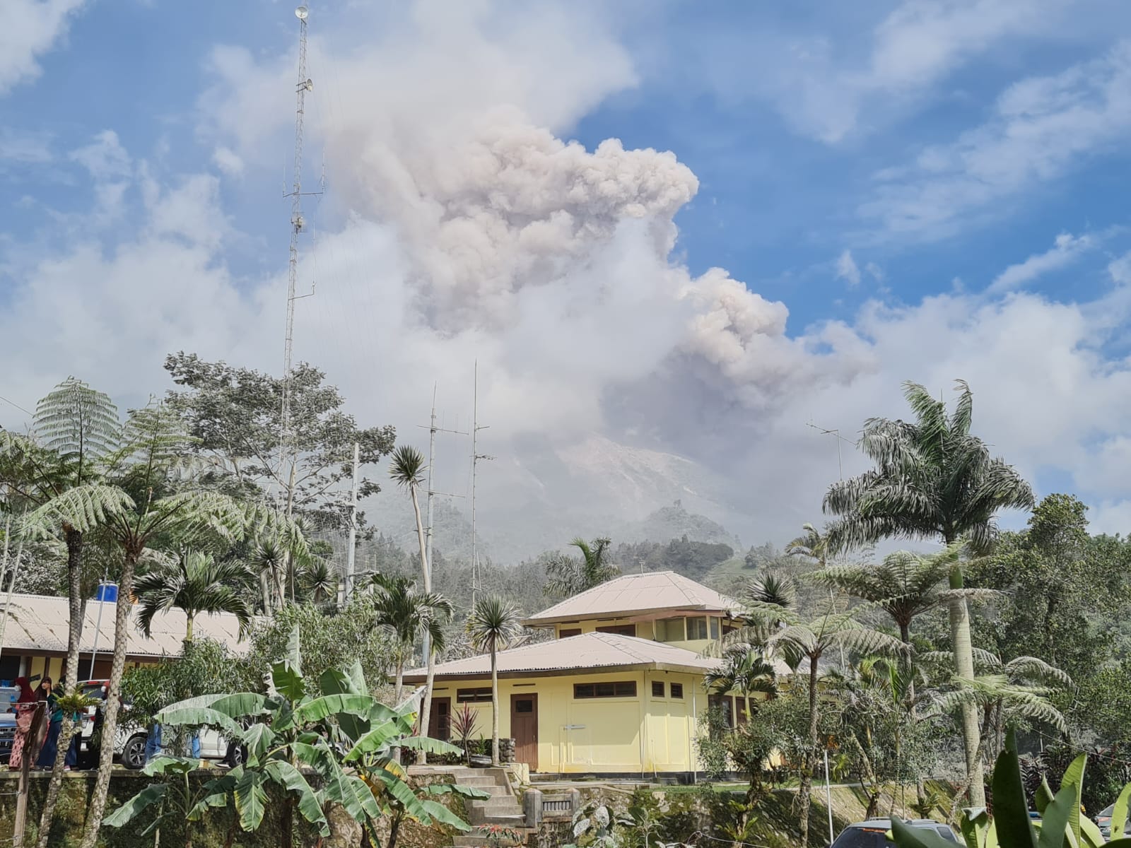 Ilustrasi Gunung Merapi saat meluncurkan awan panas guguran.
