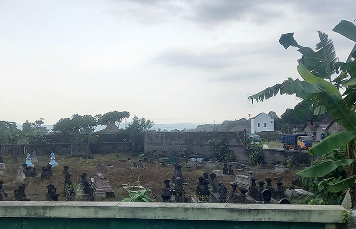 TERDAMPAK: Lokasi makam yang ada di Bayen, Purwomartani yang terdampak Tol Jogja-Solo tak kunjung direlokasi kemarin (3/4).