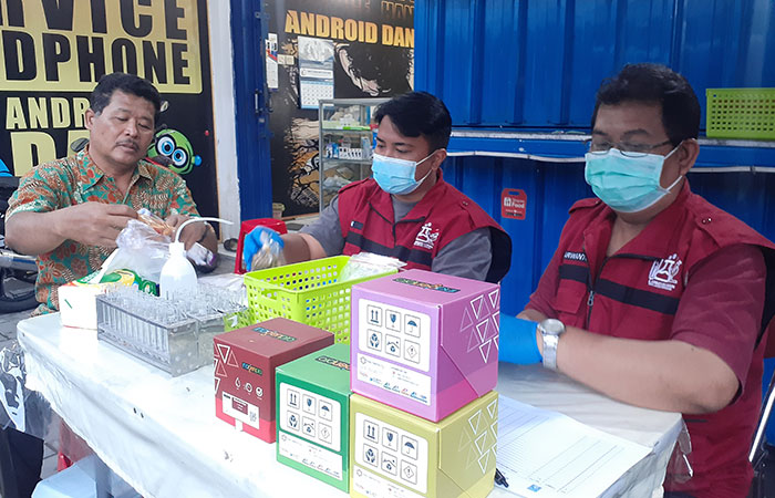 ANTISIPASI: Ketua Ketua Tim Kerja Farmasi dan Kesehatan Makanan Dinkes Sleman Gunanto bersama petugas laboratorium saat melakukan pengecekkan makanan takjil di pasar ramadhan Kutu Dukuh, Rabu (3/4).