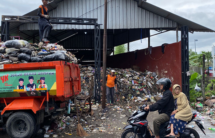 TERTAHAN: Sampah di Depo Lempuyangan Jogja dikurangi dengan diangkut truk. Pengurangan itu mengantisipasi tumpukan sampah baru saat libur Lebaran.Agung Dwi Prakoso/Radar Jogja