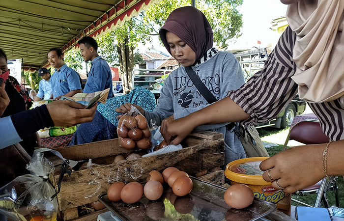 KEBUTUHAN POKOK: Pedagang telur ayam saat menjual dagangannya dalam kegiatan Pasar Murah Bahan Pokok di Lapangan Karangtalun, Kapanewon Imogiri, Bantul, Selasa (5/3).
