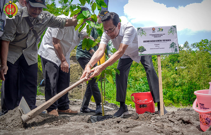 AKSI NYATA: Gubernur DIY Hamengku Buwono (HB) X secara simbolis melakukan penanaman pohon di bekas lahan tambang di Umbulharjo, Cangkringan, Sleman, (3/4).