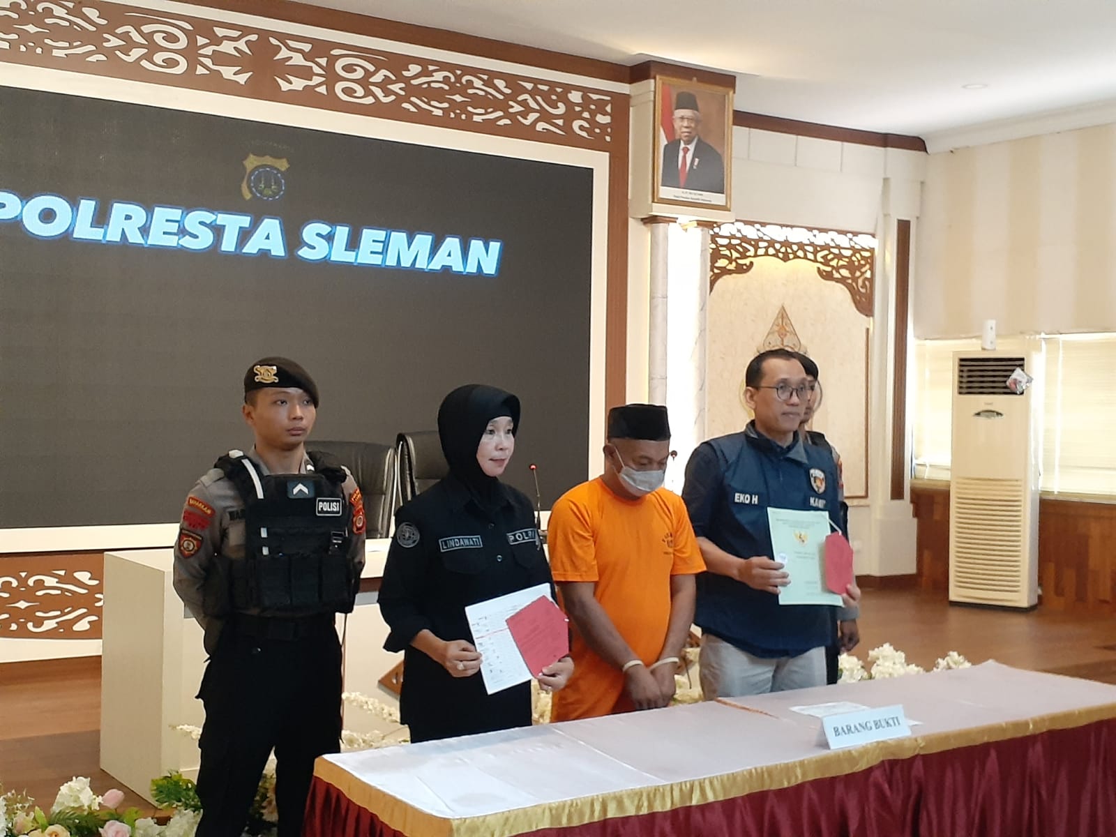 MODUS: Seorang oknum perangkat desa di kalurahan Caturharjo, Sleman berinisial RSW,48 saat dihadirkan di Polresta Sleman, Kamis (4/4).