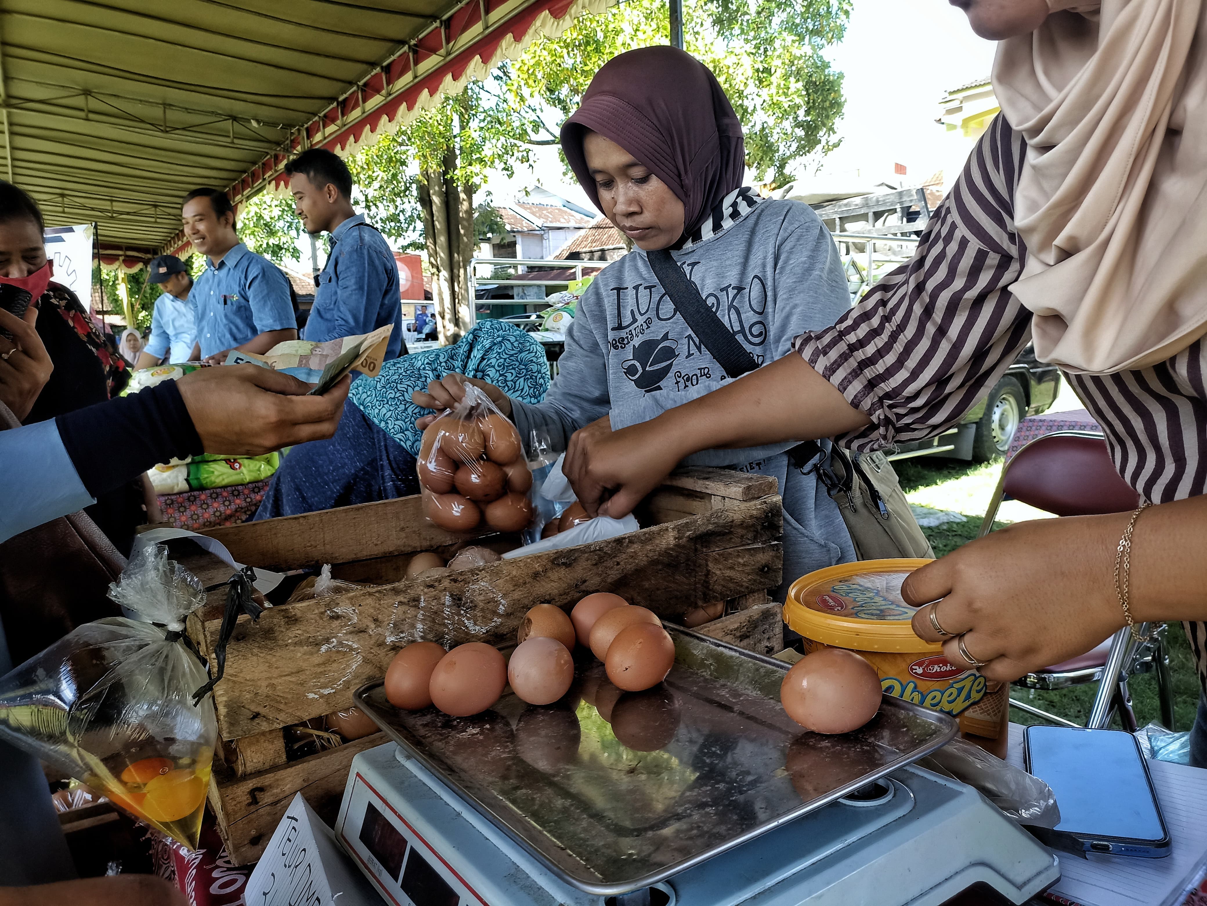 STABIL: Pedagang telur ayam saat menjual dagangannya dalam kegiatan Pasar Murah Bahan Pokok di Lapangan Karangtalun, Kapanewon Imogiri, Bantul, Selasa (5/3).