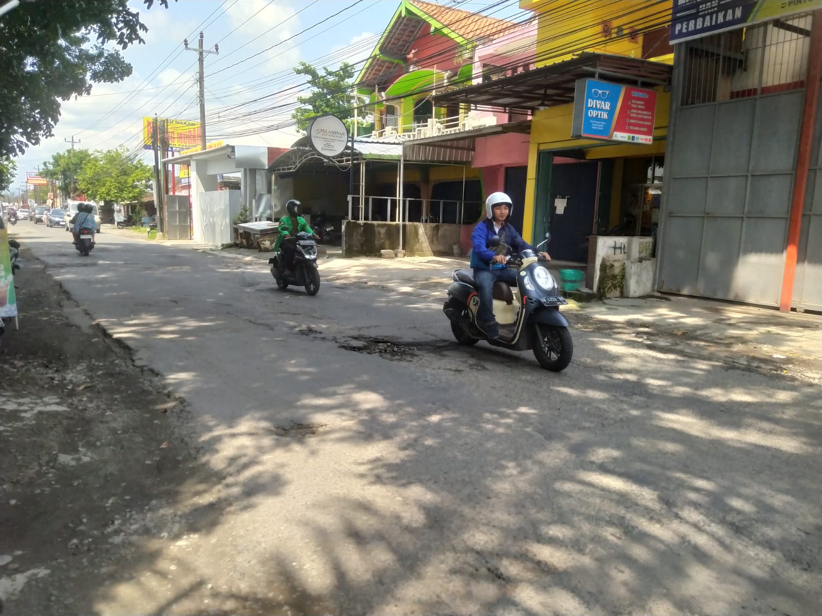 TINGKATKAN: Pengendara sepeda motor melintas di Jalan Pleret KM 1, Potorono, Banguntapan, Bantul, Selasa (2/4/2024).