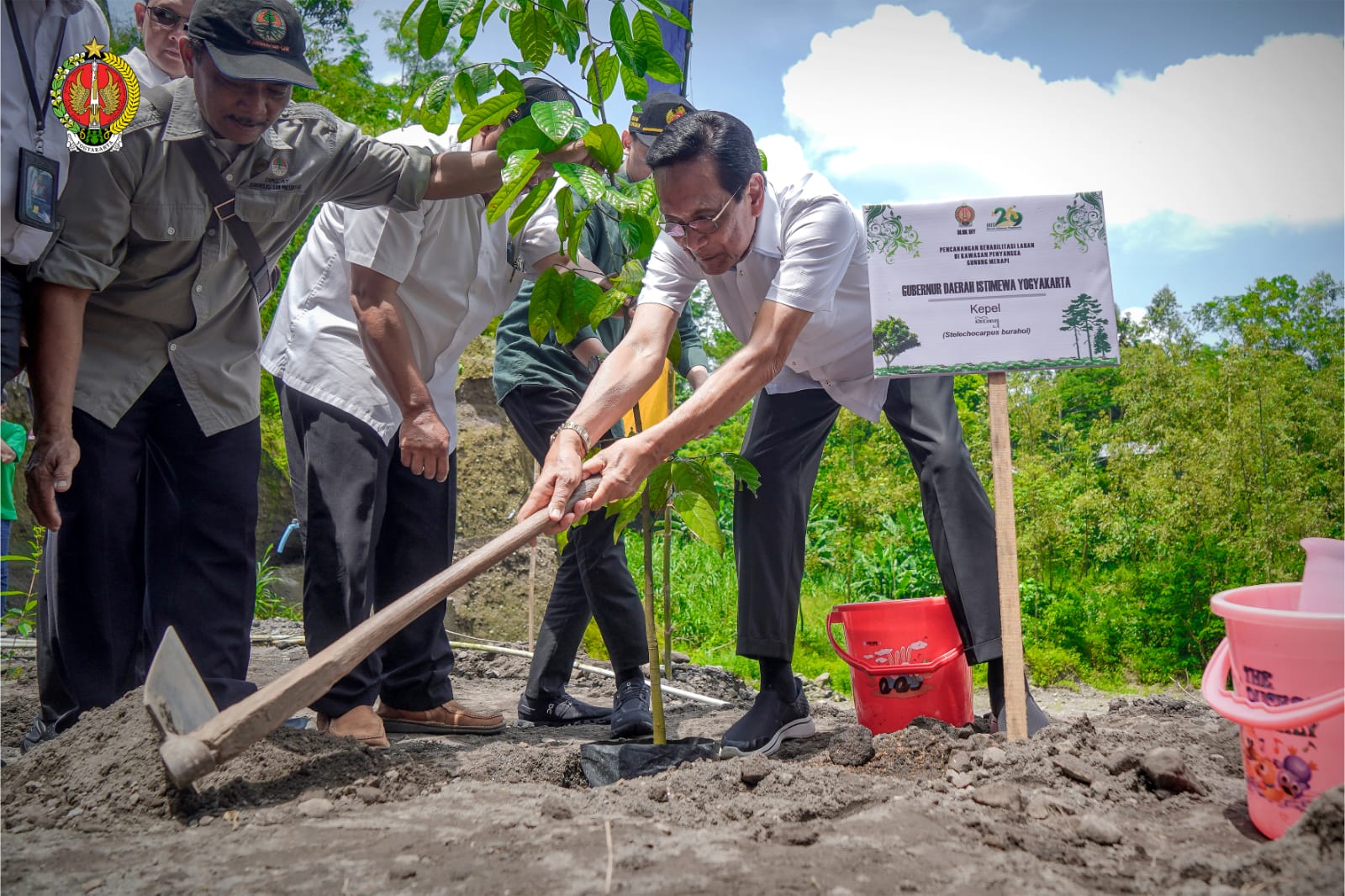 HIJAUKAN: Gubernur DIY Hamengku Buwono X menanam pohon di lahan bekas tambang di Umbulharjo, Cangkringan, Sleman, Rabu (3/4). (Humas Provinsi DIY)