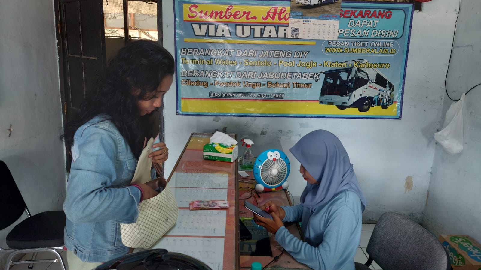 KEMBALI: Rina membeli tiket di salah satu agen bus Terminal Wates Kamis (4/4).
