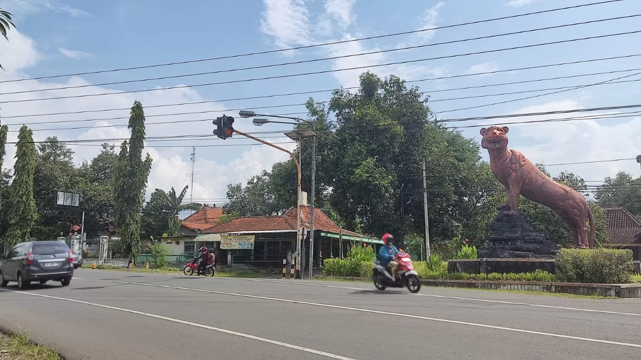 Patung macan sebagai salah satu ikon Wonogiri, yang menjadi wilayah jujukan pemudik dari Jabodetabek