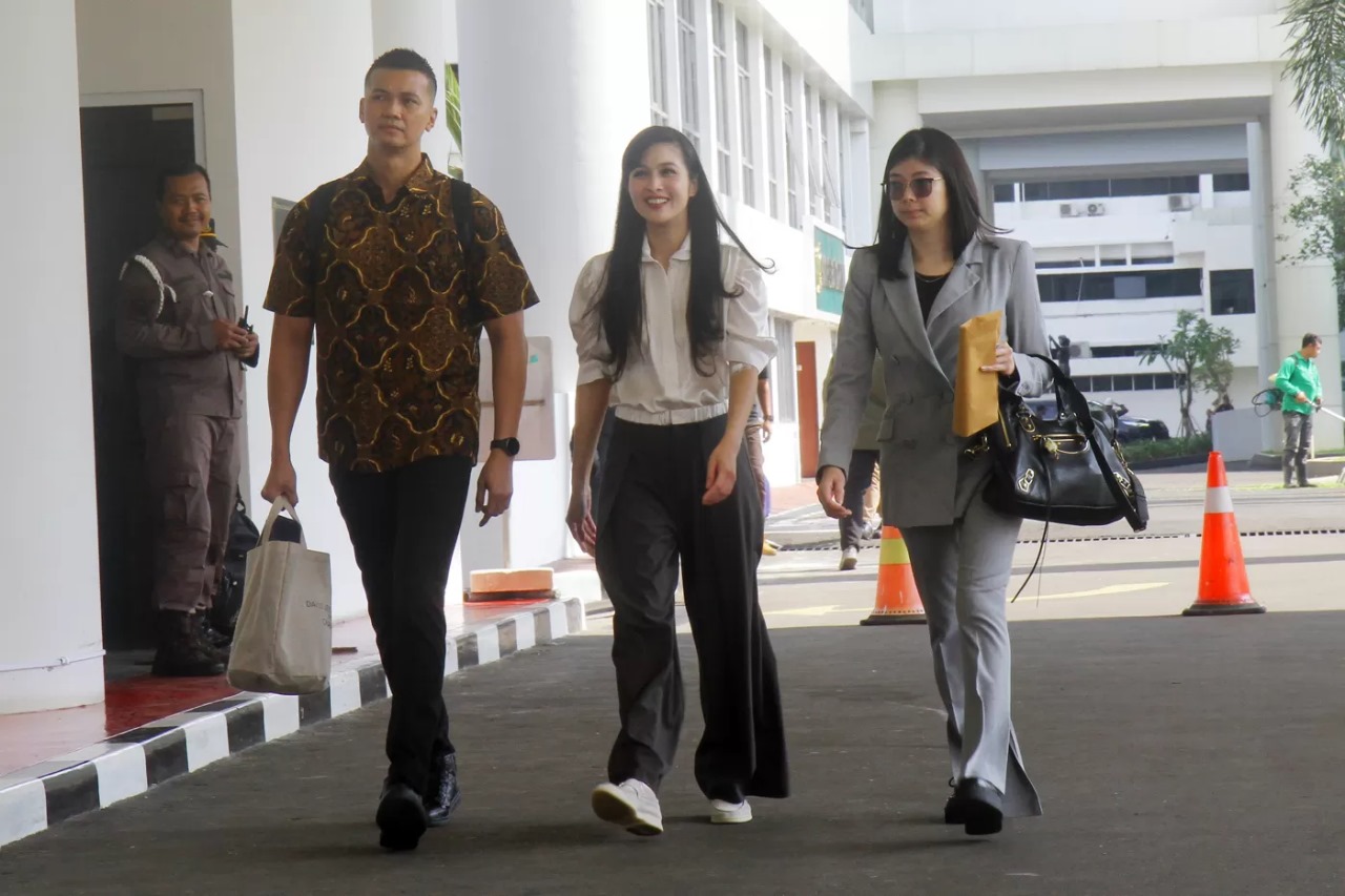 Sandra Dewi saat mendatangi gedung Kejaksaan Agung, Jakarta, pada Kamis,4/4/2024