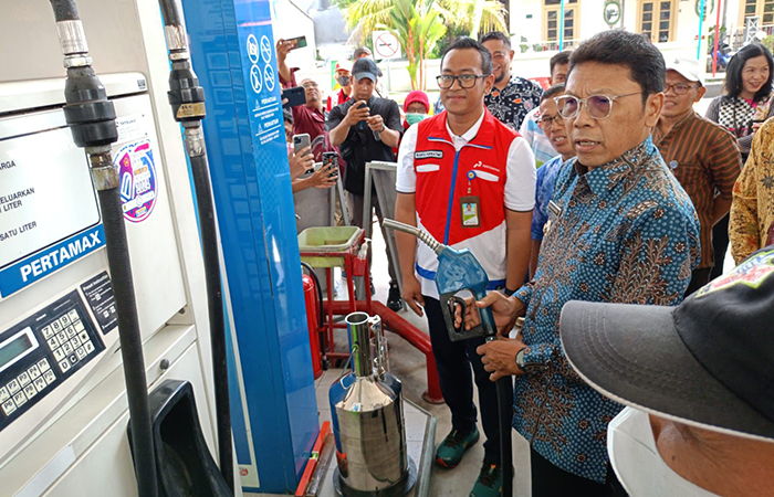 CEK LAPANGAN: Penjabat Wali Kota Jogja Singgih Raharjo saat mematau stok dan kualitas BBM jelang Lebaran di SPBU Timoho, kemarin (4/4).HUMAS PEMKOT JOGJA