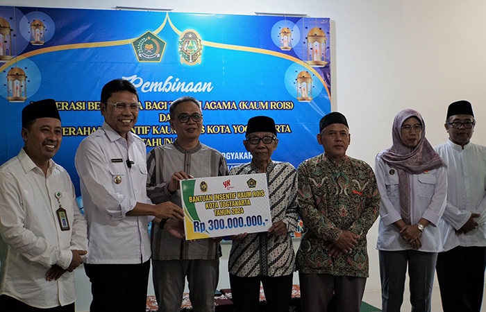 PEDULI: Penjabat Wali Kota Jogja Singgih Raharjo secara simbolis menyerahkan insentif kepada kaum rois di Masjid Pangeran Diponegoro, Kompleks Balai Kota Jogja, Rabu (3/4).