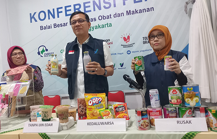 MASIH DITEMUKAN: Kepala BBPOM Yogjakarta Bagus Heri Purnomo menunjukkan beberapa produk tidak memenuhi ketentuan di kantornya, (5/4).