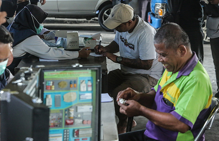 NIHIL: Petugas memeriksa urine sopir bus di Terminal Jombor, Mlati, Sleman, kemarin (5/4). Jelang Lebaran  2024 BNNP DIJ menggelar pemeriksaan urine supir bus untuk mengidentifikasi penggunaan narkoba