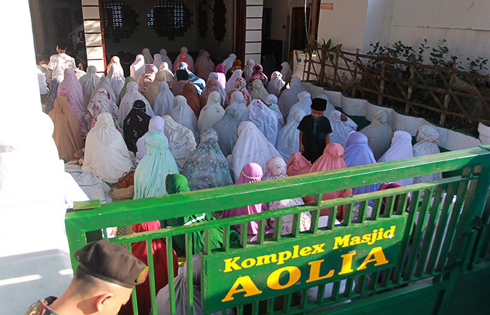 LEBIH AWAL: Jemaah Masjid Aolia menggelar Salat Idul Fitri di Padukuhan Panggang III, Giriharjo, Panggang, Gunungkidul, kemarin pagi (5/4).
