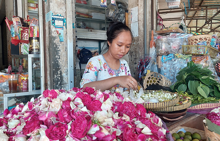 Penjual bunga tabur di kios pelataran Pasar Wates menjajakan dagangannya.